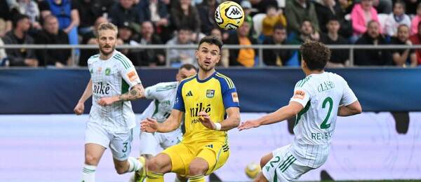 Útočník Košíc Roman Čerepkai (v strede) a obranca Prešova Ioan-Calin Revenco (vpravo) počas odvetného semifinálového zápasu FC Košice vs. FC Tatran Prešov v Slovnaft Cupe 2025/2026