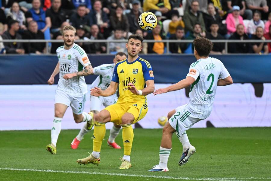 Útočník Košíc Roman Čerepkai (v strede) a&nbsp;obranca Prešova Ioan-Calin Revenco (vpravo) počas odvetného semifinálového zápasu FC Košice vs. FC Tatran Prešov v&nbsp;Slovnaft Cupe 2025/2026