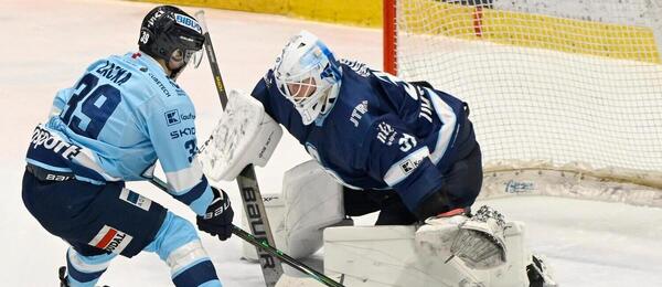 Útočník Nitry Jakub Lacka v nájazde na brankára Slovana Henriho Kiviaha.