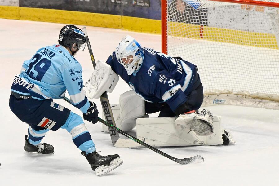 Útočník Nitry Jakub Lacka v&nbsp;nájazde na&nbsp;brankára Slovana Henriho Kiviaha.