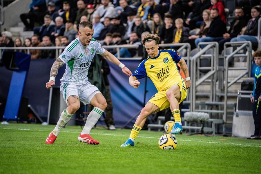 Zľava obranca Prešova Denys Taraduda a&nbsp;útočník Milan Šimon Rehuš počas druhého semifinálového zápasu FC Košice vs. FC Tatran Prešov v&nbsp;Slovenskom pohári 2025/2026