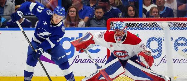 Yanni Gourde z Tampy sa snaží o teč pred brankárom Montrealu Dobešom