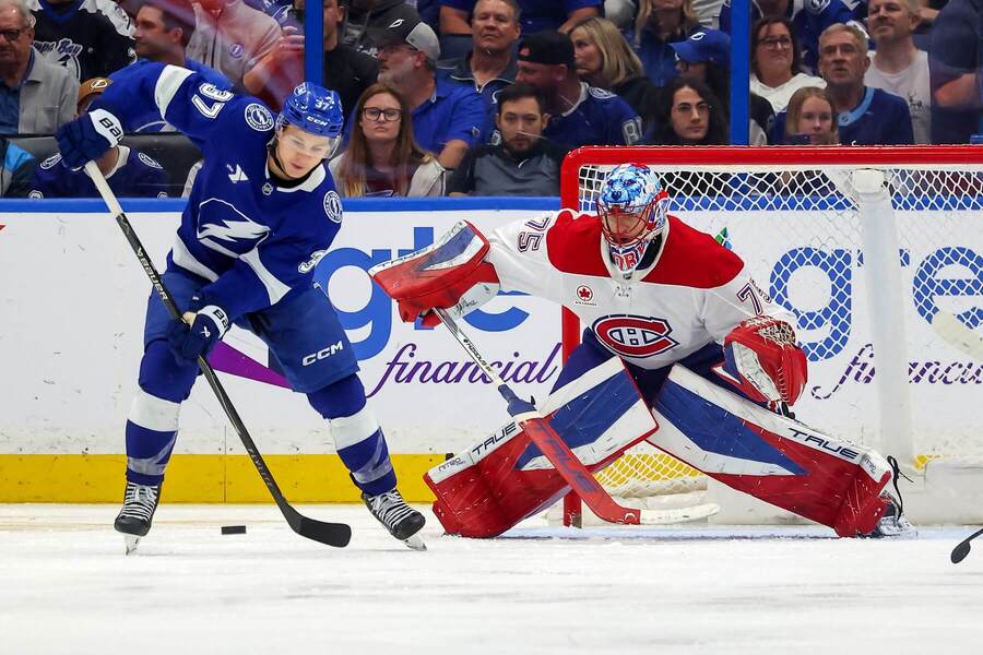 Yanni Gourde z&nbsp;Tampy sa snaží o&nbsp;teč pred&nbsp;brankárom Montrealu Dobešom
