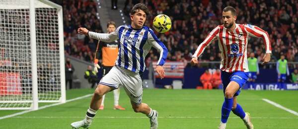 Dávid Hancko v súboji o loptu s Jonom Mikelom Aramburu z Realu Sociedad