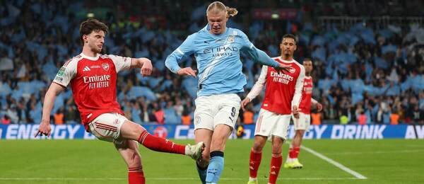 Manchester City vs. Arsenal. Na fotke Declan Rice a Erling Haaland.