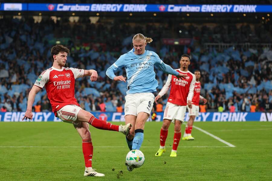 Manchester City vs. Arsenal. Na fotke Declan Rice a&nbsp;Erling Haaland.