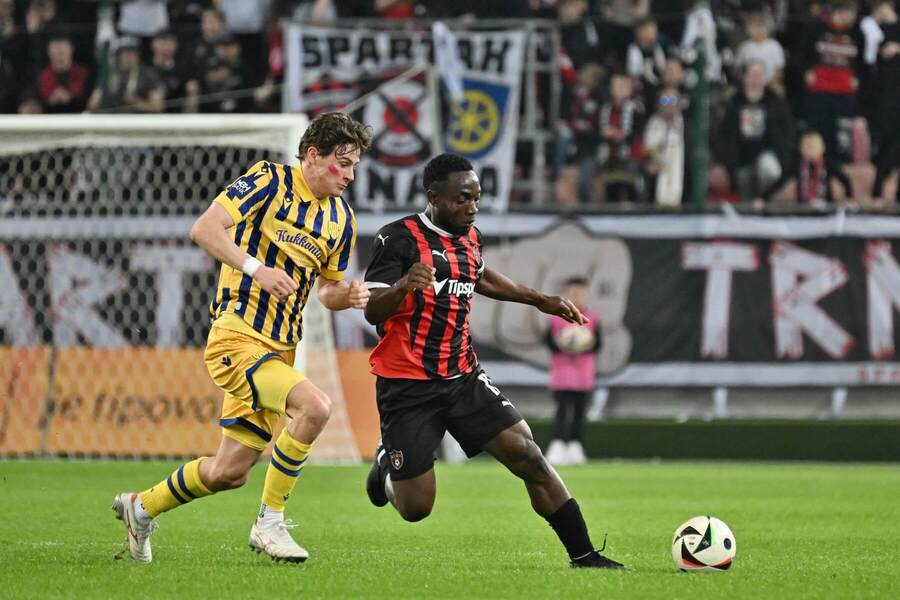 Zľava záložník DAC Máté Tuboly a&nbsp;krídelník Spartaka Philip Azango počas zápasu FC Spartak Trnava vs. FC DAC 1904 Dunajská Streda v&nbsp;1. kole skupiny o&nbsp;titul v&nbsp;Niké lige 2024/2025