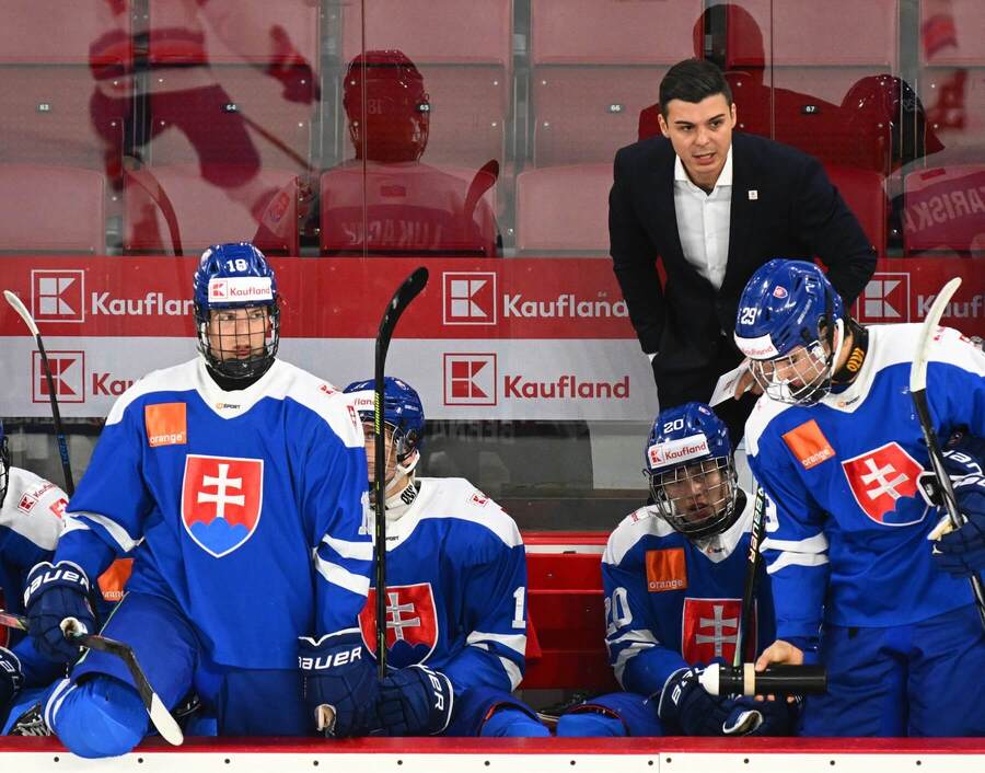 Tréner Martin Dendis s&nbsp;hráčmi SR 18.