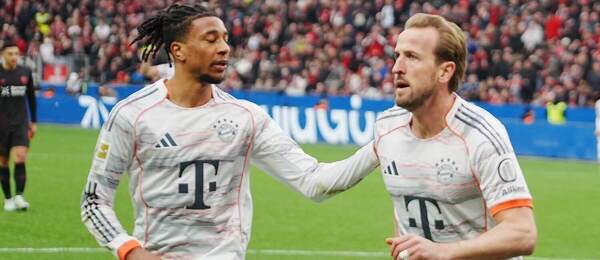 Čo dnes predvedú útočníci Bayernu Mníchov Michael Olise (vľavo) a Harry Kane?