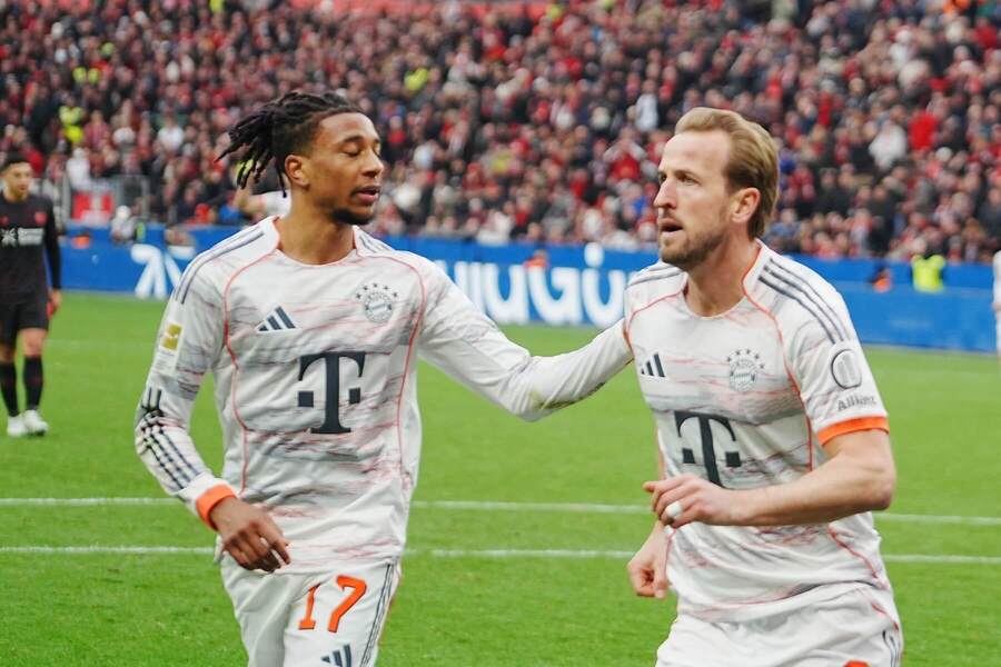 Čo dnes predvedú útočníci Bayernu Mníchov Michael Olise (vľavo) a&nbsp;Harry Kane?