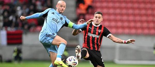 Zľava krídelník Slovana Vladimír Weiss ml. a obranca Trnavy Kristián Koštrna počas zápasu FC Spartak Trnava vs. ŠK Slovan Bratislava v októbrovom 11. kole Niké ligy 2025/2026