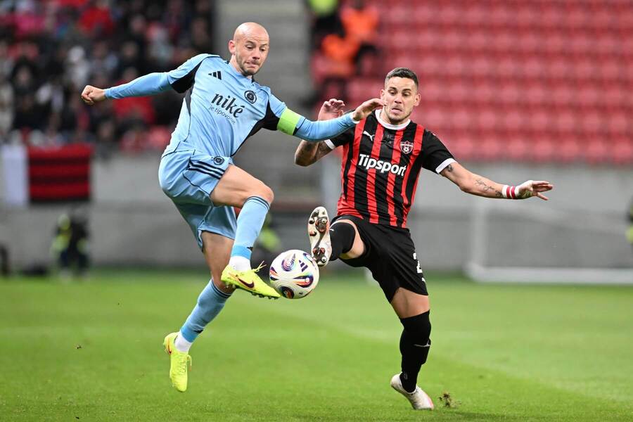 Zľava krídelník Slovana Vladimír Weiss ml. a&nbsp;obranca Trnavy Kristián Koštrna počas zápasu FC Spartak Trnava vs. ŠK Slovan Bratislava v&nbsp;októbrovom 11. kole Niké ligy 2025/2026