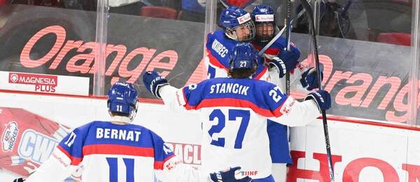 Zľava Lucian Bernát, David Stančík a Michal Jakubec sa tešia z úvodného gólu Slovenska na MS U18 2026