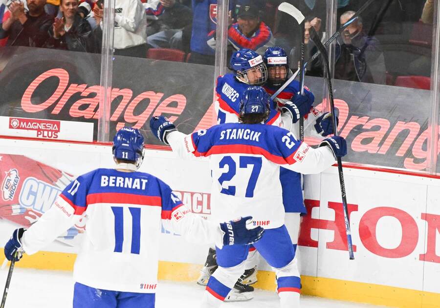 Zľava Lucian Bernát, David Stančík a&nbsp;Michal Jakubec sa tešia z&nbsp;úvodného gólu Slovenska na&nbsp;MS U18&nbsp;2026