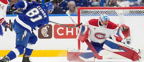 Obranca Erik Černák (Tampa Bay) a jeho strelecký pokus na brankára Jakuba Dobeša (Montréal) v 1. kole osemfinále play-off hokejovej NHL Tampa Bay Lightning vs. Montréal Canadiens