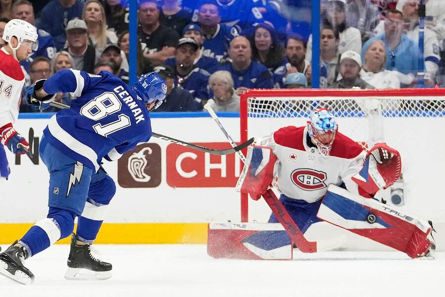 Obranca Erik Černák (Tampa Bay) a&nbsp;jeho strelecký pokus na&nbsp;brankára Jakuba Dobeša (Montréal) v&nbsp;1. kole osemfinále play-off hokejovej NHL Tampa Bay Lightning vs. Montréal Canadiens
