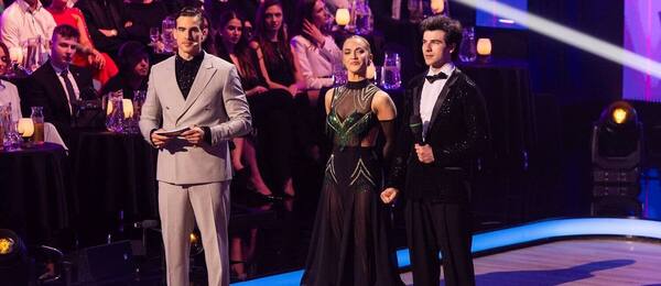 Moderátor Adam Bardy a tanečná dvojica Eliška Betáková Lenčešová s Kristiánom Baranom