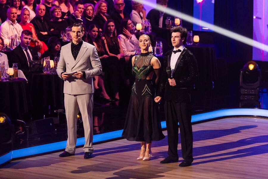 Moderátor Adam Bardy a&nbsp;tanečná dvojica Eliška Betáková Lenčešová s&nbsp;Kristiánom Baranom