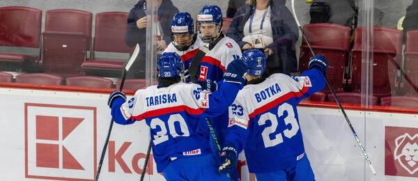 Slovenskí hokejisti do 18 rokov počas MS v Trenčíne.