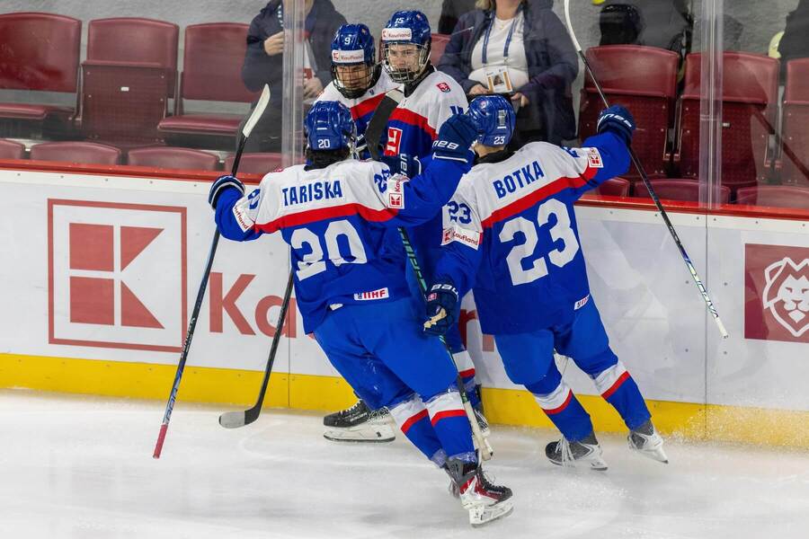 Slovenskí hokejisti do&nbsp;18 rokov počas MS v&nbsp;Trenčíne.