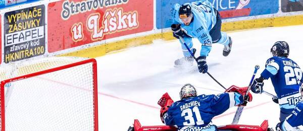 Útočník Eduard Šimun v pozadí neprekonal brankára Nitry Gadzieva.