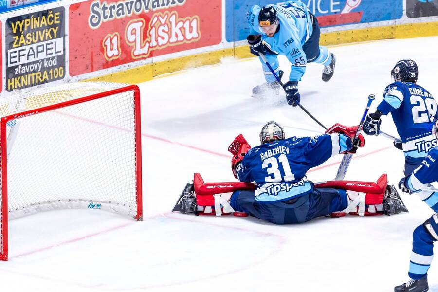 Útočník Eduard Šimun v&nbsp;pozadí neprekonal brankára Nitry Gadzieva.
