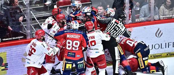 Šarvátka vo finále českej extraligy medzi Pardubicami a Třincom.