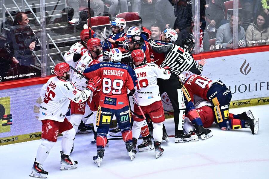 Šarvátka vo&nbsp;finále českej extraligy medzi Pardubicami a&nbsp;Třincom.