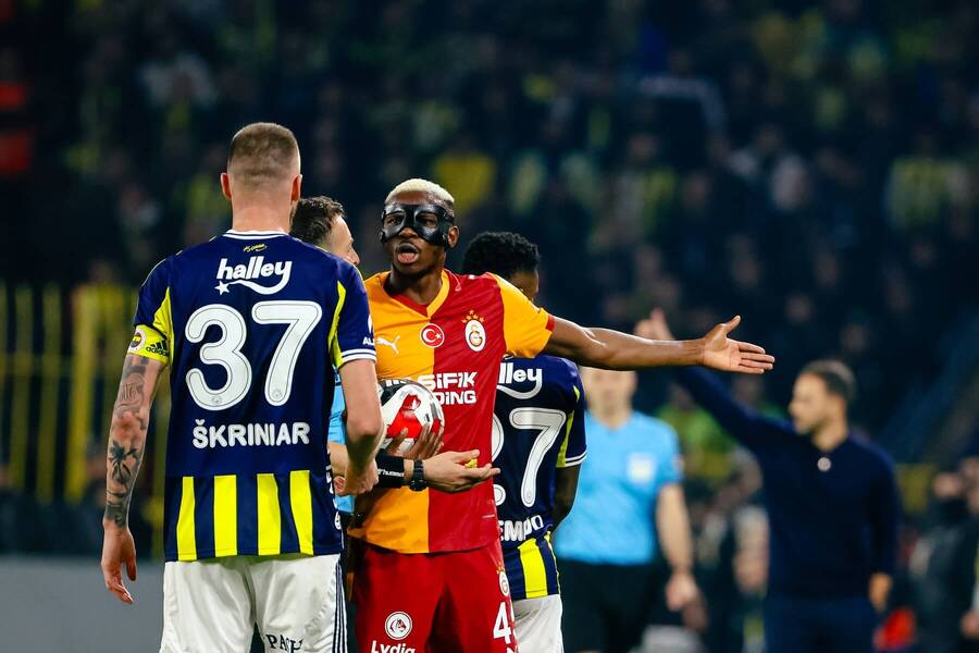 Milan Škriniar v&nbsp;zápase Fenerbahce s&nbsp;Galatasaray.