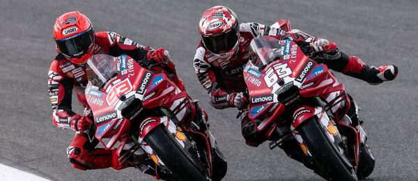 MotoGP v Španielsku. Na fotke Marc Márquez a jeho tímový kolega Francesco Bagnaia.