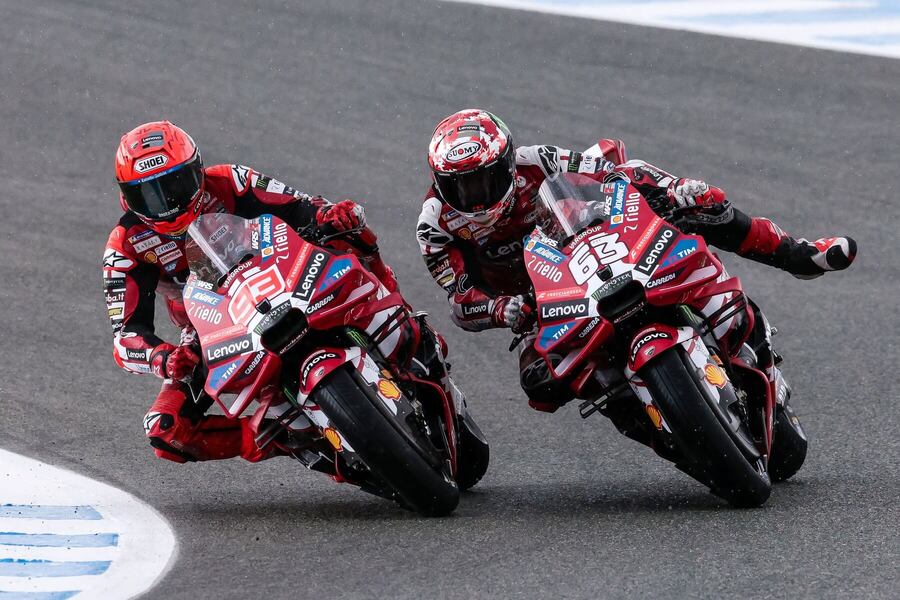 MotoGP v&nbsp;Španielsku. Na fotke Marc Márquez a&nbsp;jeho tímový kolega Francesco Bagnaia.