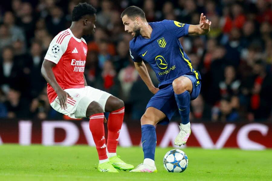 Bukayo Saka vs. Dávid Hancko v&nbsp;zápase Arsenalu proti Atléticu Madrid