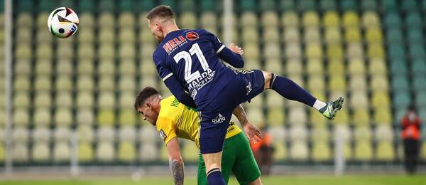 Daniel Magda vo vzdušnom súboji.