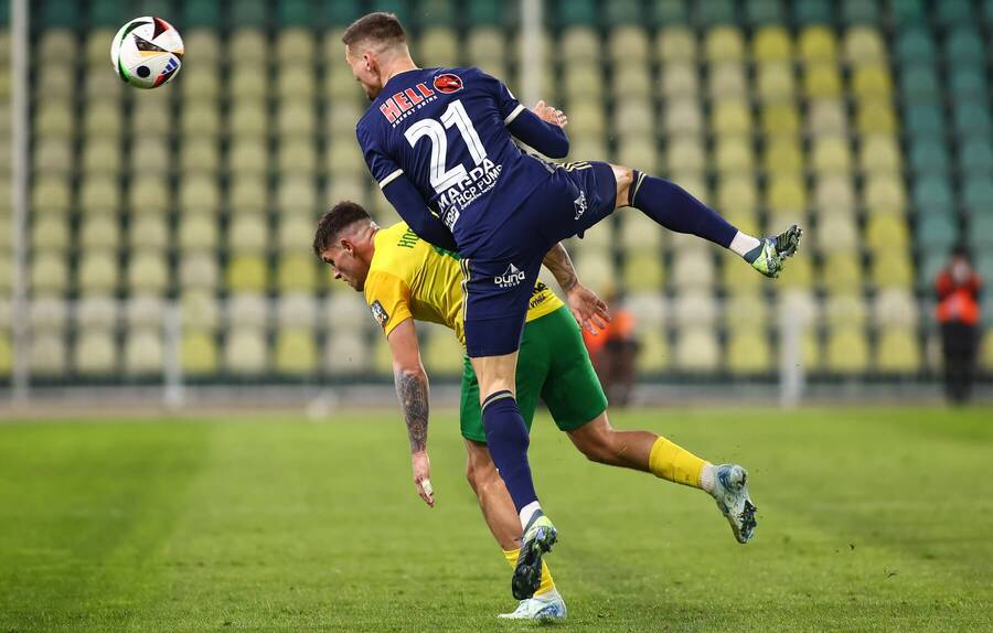 Daniel Magda vo&nbsp;vzdušnom súboji.