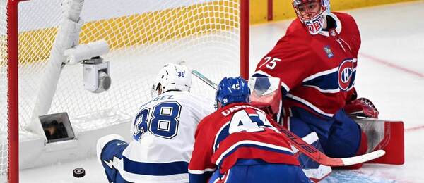 Brandon Hagel prekonáva brankára Montrealu Jakuba Dobeša.