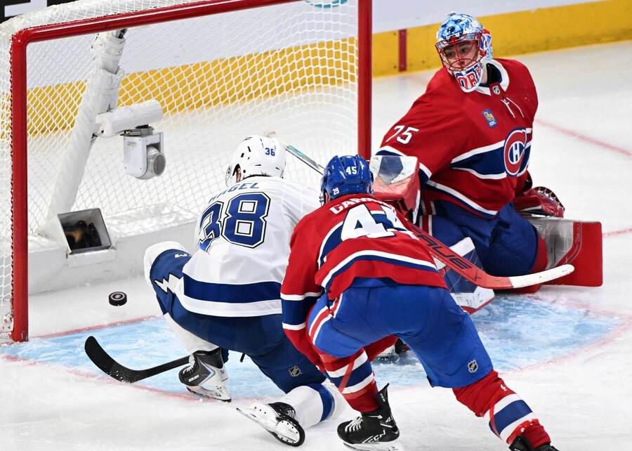 Brandon Hagel prekonáva brankára Montrealu Jakuba Dobeša.