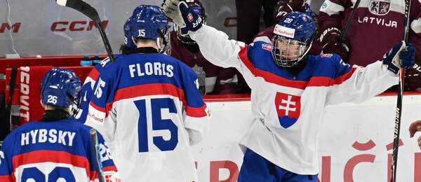 Slovenskí hokejisti do 18 rokov oslavujú gól.