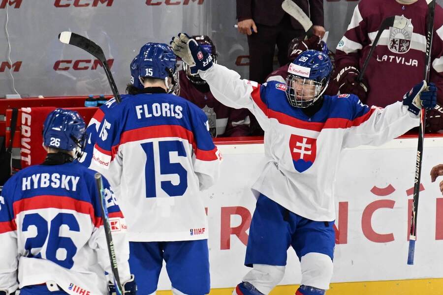 Slovenskí hokejisti do&nbsp;18 rokov oslavujú gól.