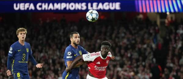 Arsenal vs. Atlético Madrid. Na fotke Dávid Hancko (Atl. Madrid) v súboji s Bukayom Sakom (Arsenal).