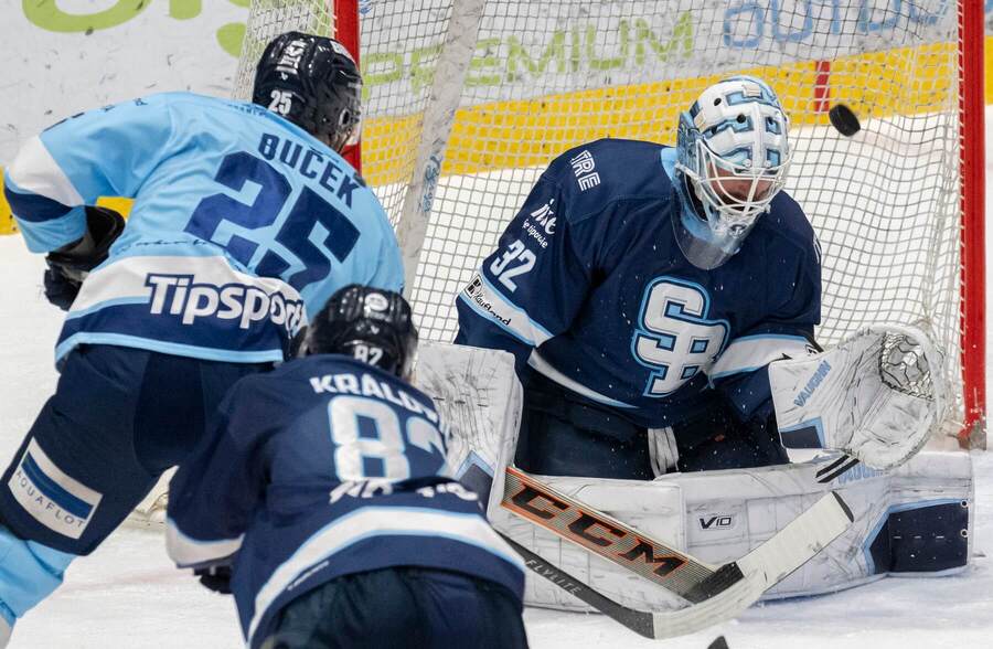 Na snímke brankár Jaroslav Janus, Tomáš Královič (obaja Slovan) a&nbsp;Samuel Buček (Nitra)
