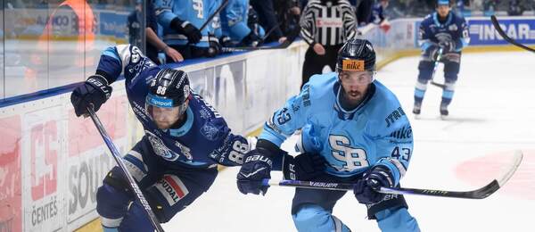 Nitra vs. Slovan. Na fotke Dávid Okoličány (Nitra) a Patrik Maier (Slovan).