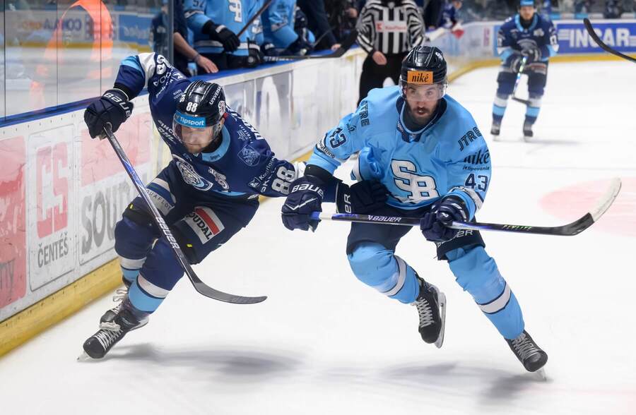 Nitra vs. Slovan. Na fotke Dávid Okoličány (Nitra) a&nbsp;Patrik Maier (Slovan).