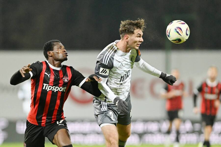 Zľava útočník Spartaka Abdulrahman Taiwo a&nbsp;obranca Podbrezovej Filipo Mielke počas zápasu FK Železiarne Podbrezová vs. FC Spartak Trnava v&nbsp;10. kole základnej časti Niké ligy 2025/2026