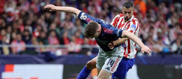 Súboj útočníka Arsenalu Viktora Gyökeresa (v popredí) a obrancu Atlética Dávida Hancka počas prvého semifinálového zápasu Atlético de Madrid vs. Arsenal FC v Lige majstrov 2025/2026