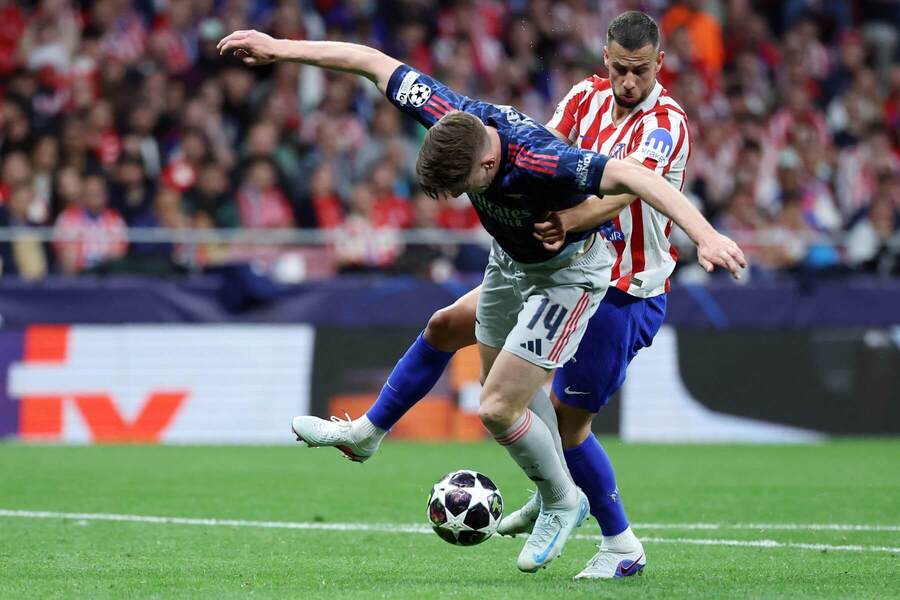 Súboj útočníka Arsenalu Viktora Gyökeresa (v popredí) a&nbsp;obrancu Atlética Dávida Hancka počas prvého semifinálového zápasu Atlético de Madrid vs. Arsenal FC v&nbsp;Lige majstrov 2025/2026