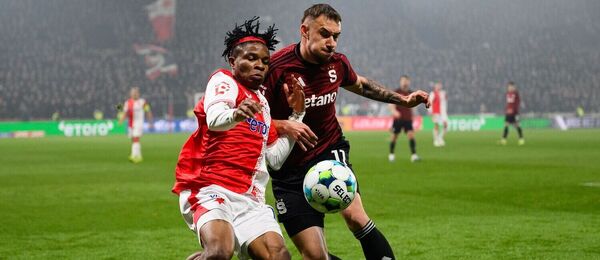 Samuel Isife a Matěj Ryneš v osobnom súboji počas derby Slavia – Sparta.