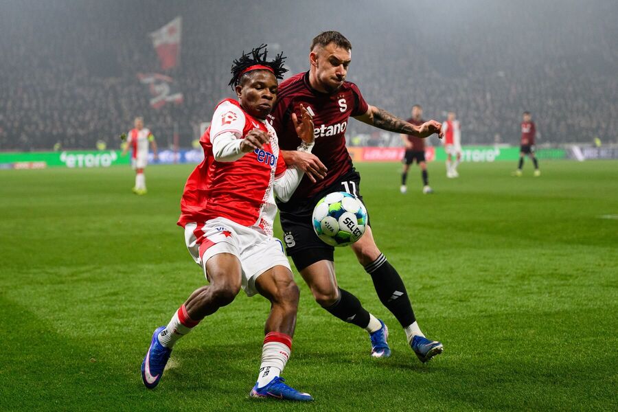 Samuel Isife a&nbsp;Matěj Ryneš v&nbsp;osobnom súboji počas derby Slavia – Sparta.