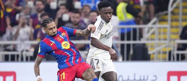 Súboj dvoch krídelníkov, zľava Raphinha (Barça) a Vinicius Júnior (Real) počas januárového finále FC Barcelona vs. Real Madrid CF v rámci Supercopa de España