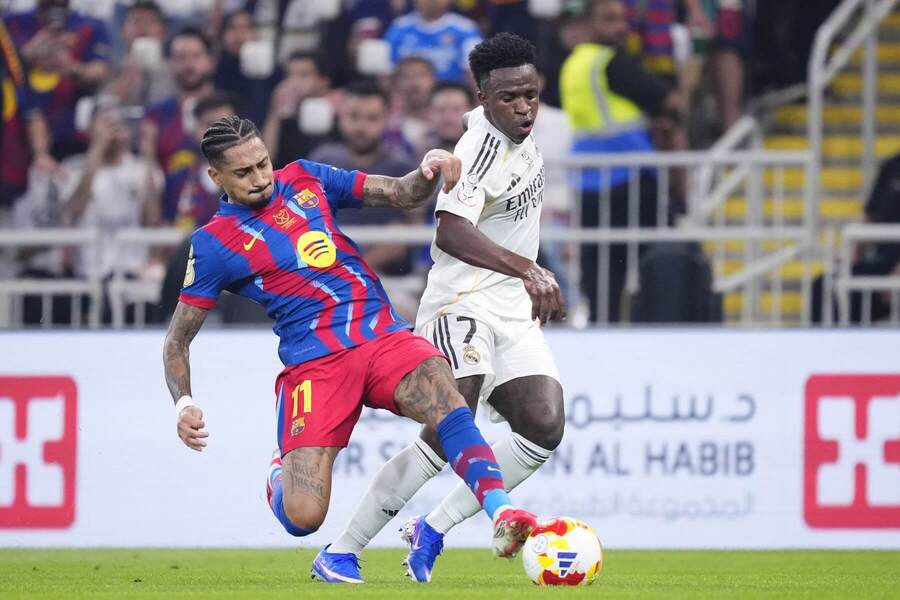 Súboj dvoch krídelníkov, zľava Raphinha (Barça) a&nbsp;Vinicius Júnior (Real) počas januárového finále FC Barcelona vs. Real Madrid CF v&nbsp;rámci Supercopa de España