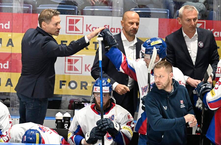 Tréner Vladimír Országh s&nbsp;kolegami a&nbsp;hráčmi.